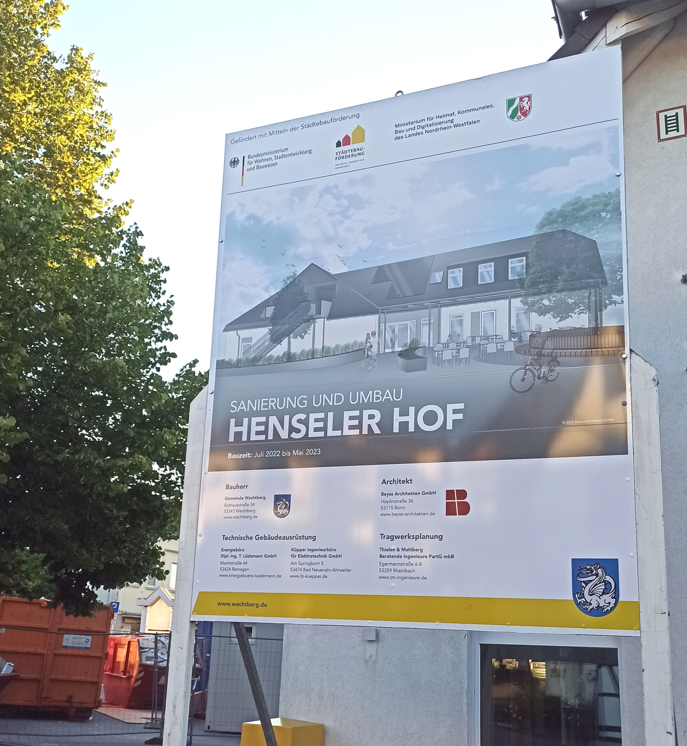 Der Vorplatz "Henseler Hof" in Niederbachem wurde im Stil der 70-er Jahre vollständig versiegelt. Jetzt wird er durch die massiven Interventionen der Wachtberger Parents wieder begrünt - wie er vor der Millioneninvestition auch schon war.
