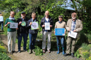 Initiativmitglieder an einem Pressetremin im Schaugarten, Berkum